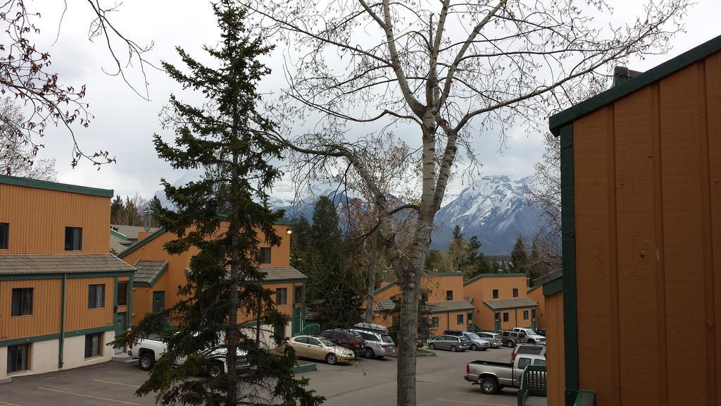 Douglas Fir Resort & Chalets Banff Bagian luar foto