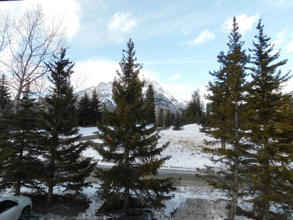 Douglas Fir Resort & Chalets Banff Bagian luar foto