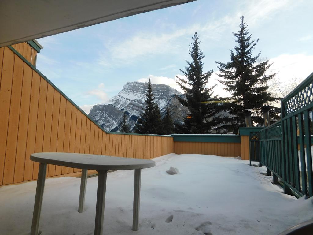 Douglas Fir Resort & Chalets Banff Bagian luar foto