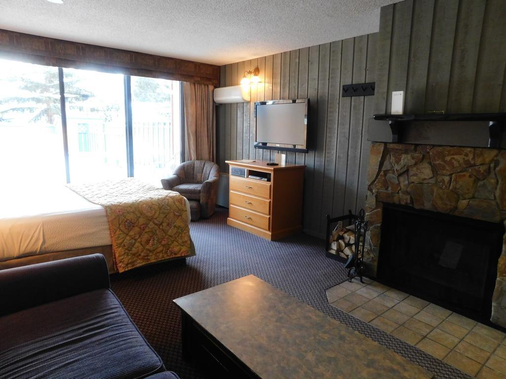 Douglas Fir Resort & Chalets Banff Bagian luar foto