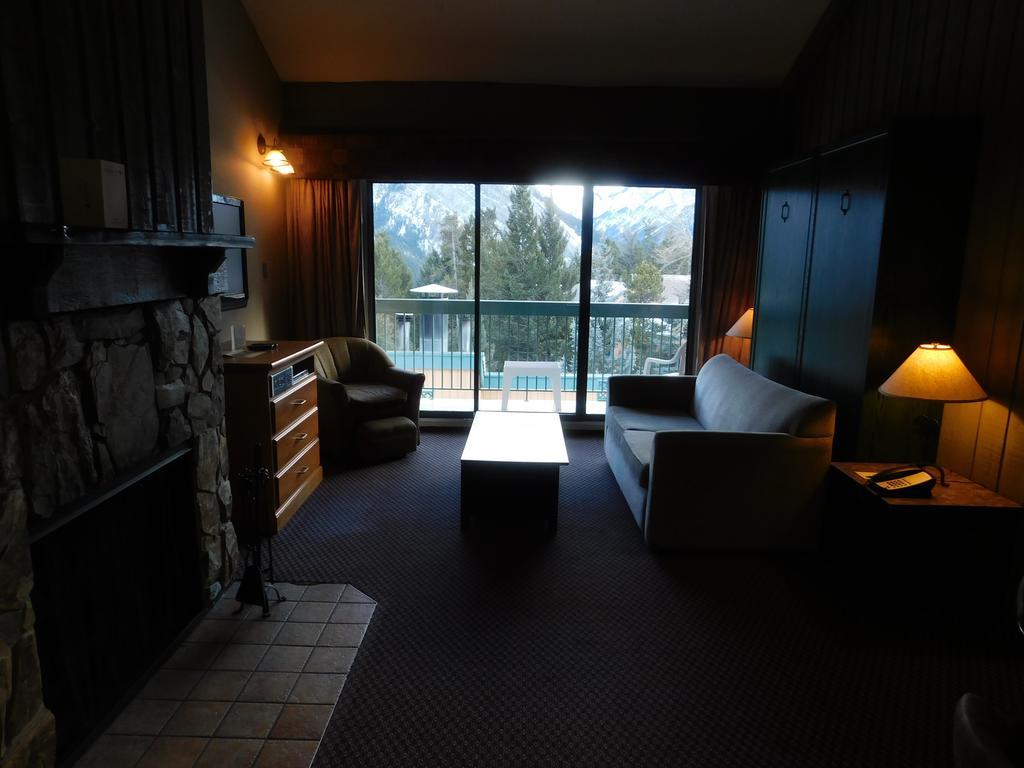 Douglas Fir Resort & Chalets Banff Bagian luar foto