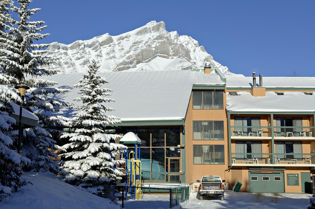 Douglas Fir Resort & Chalets Banff Bagian luar foto